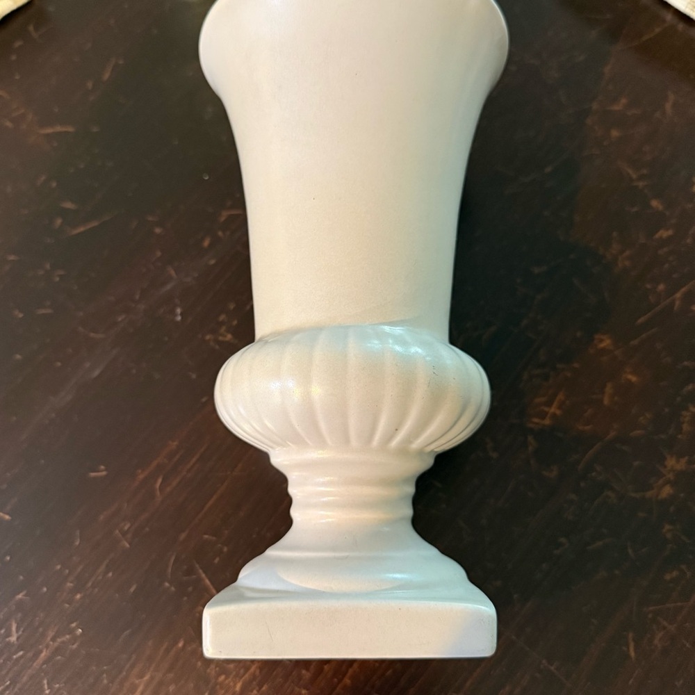 Red Wing Art Pottery USA 5021 Vase Cream Mid Century
Fluted Ceramic Vintage